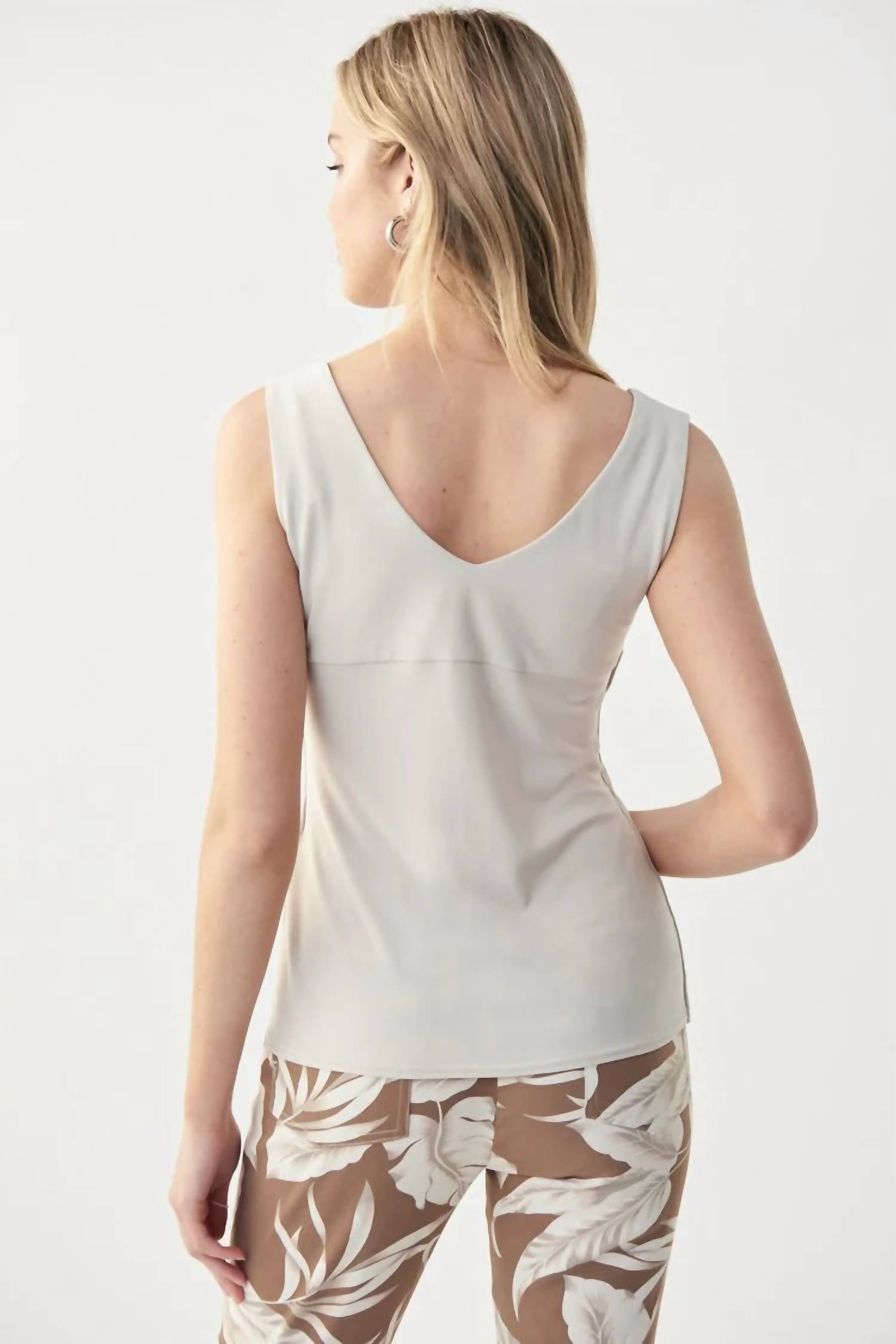 Camiseta sin mangas con cuello en V