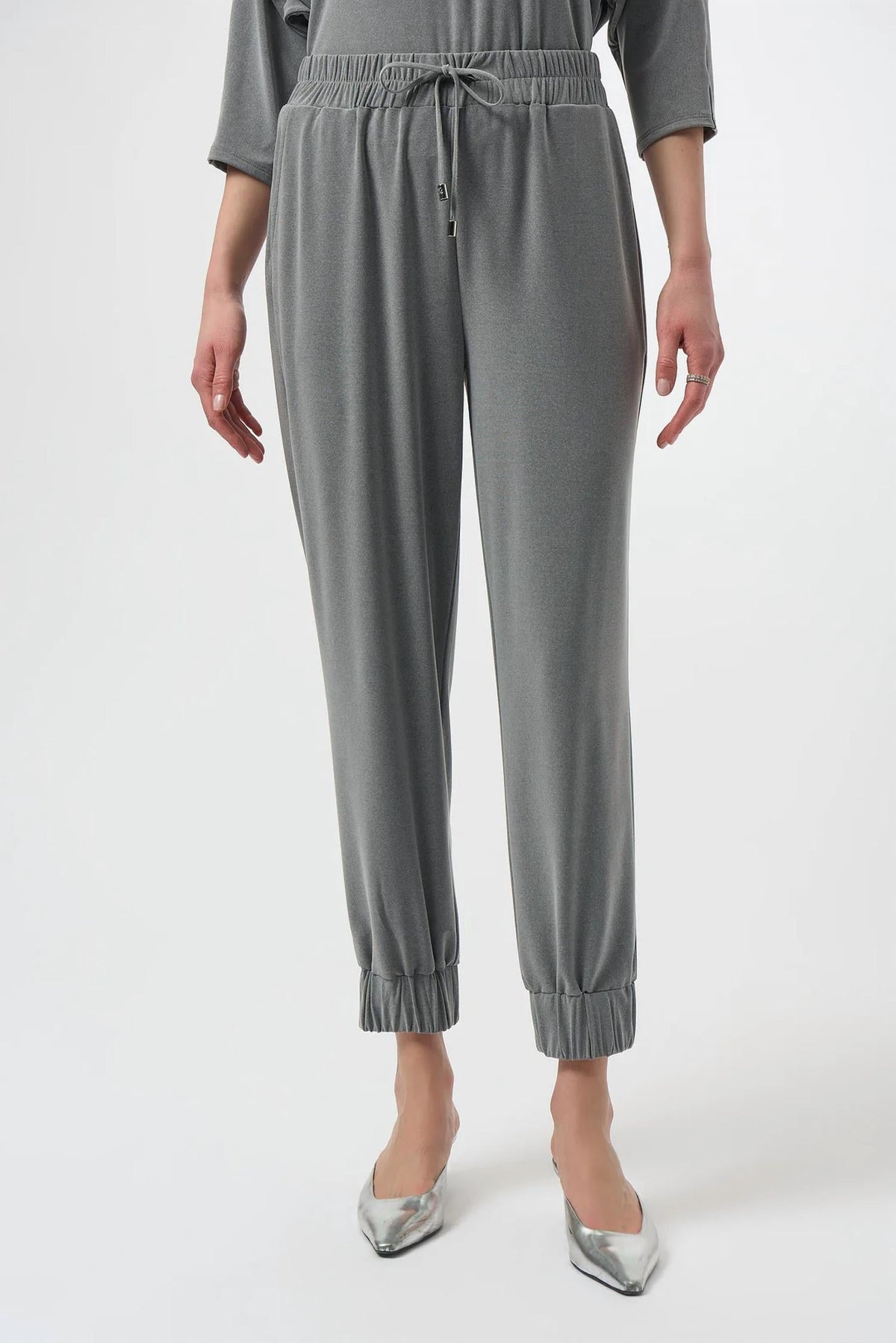 Pantalón deportivo color gris