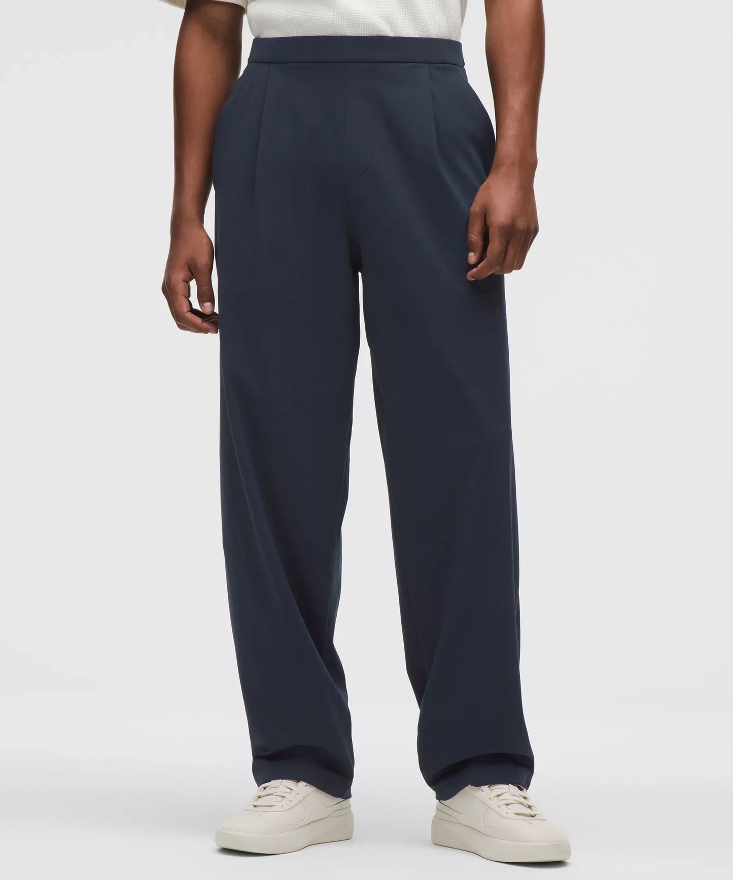 Pantalón de hombre de corte amplio con pliegues