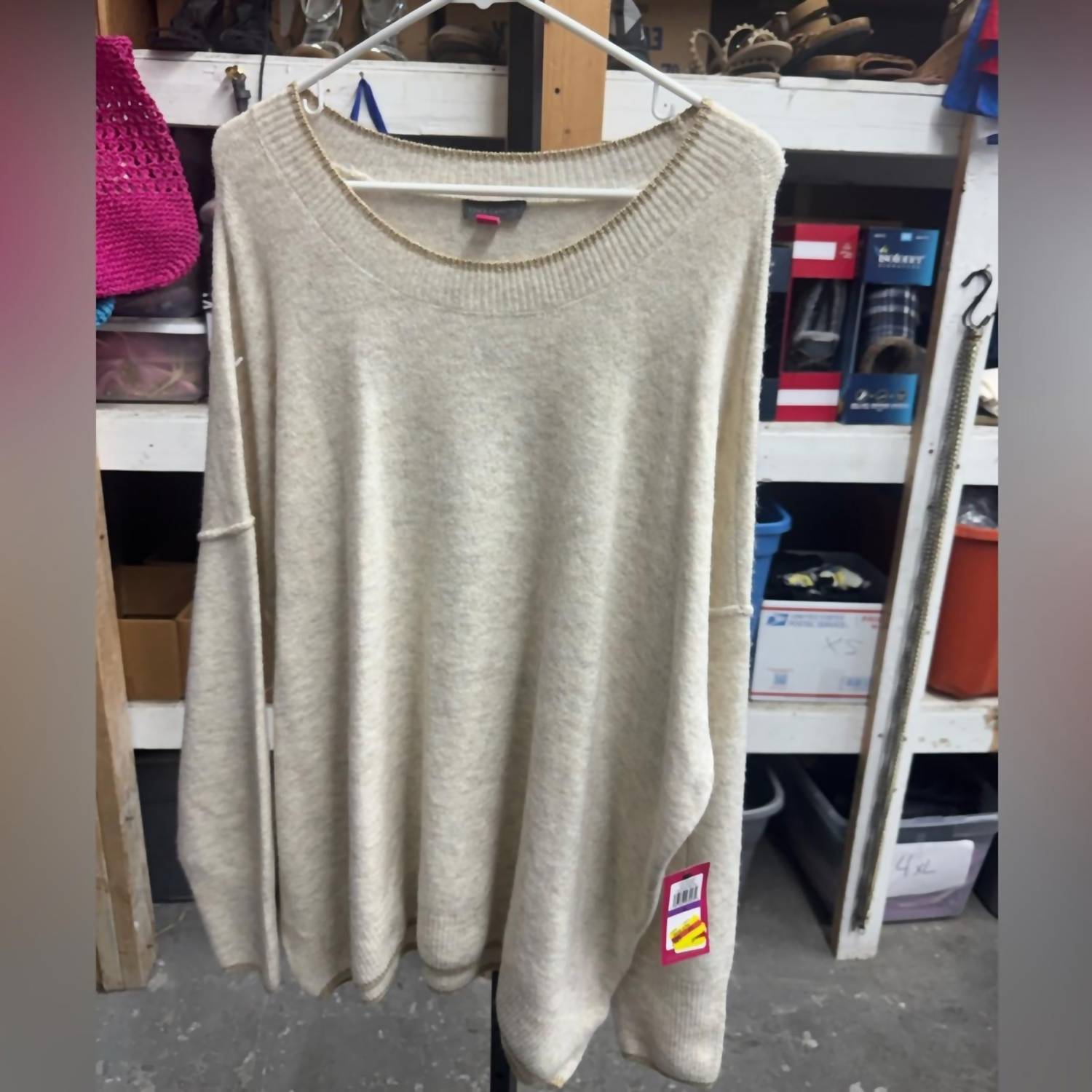 Suéter de manga larga con cuello redondo color crema