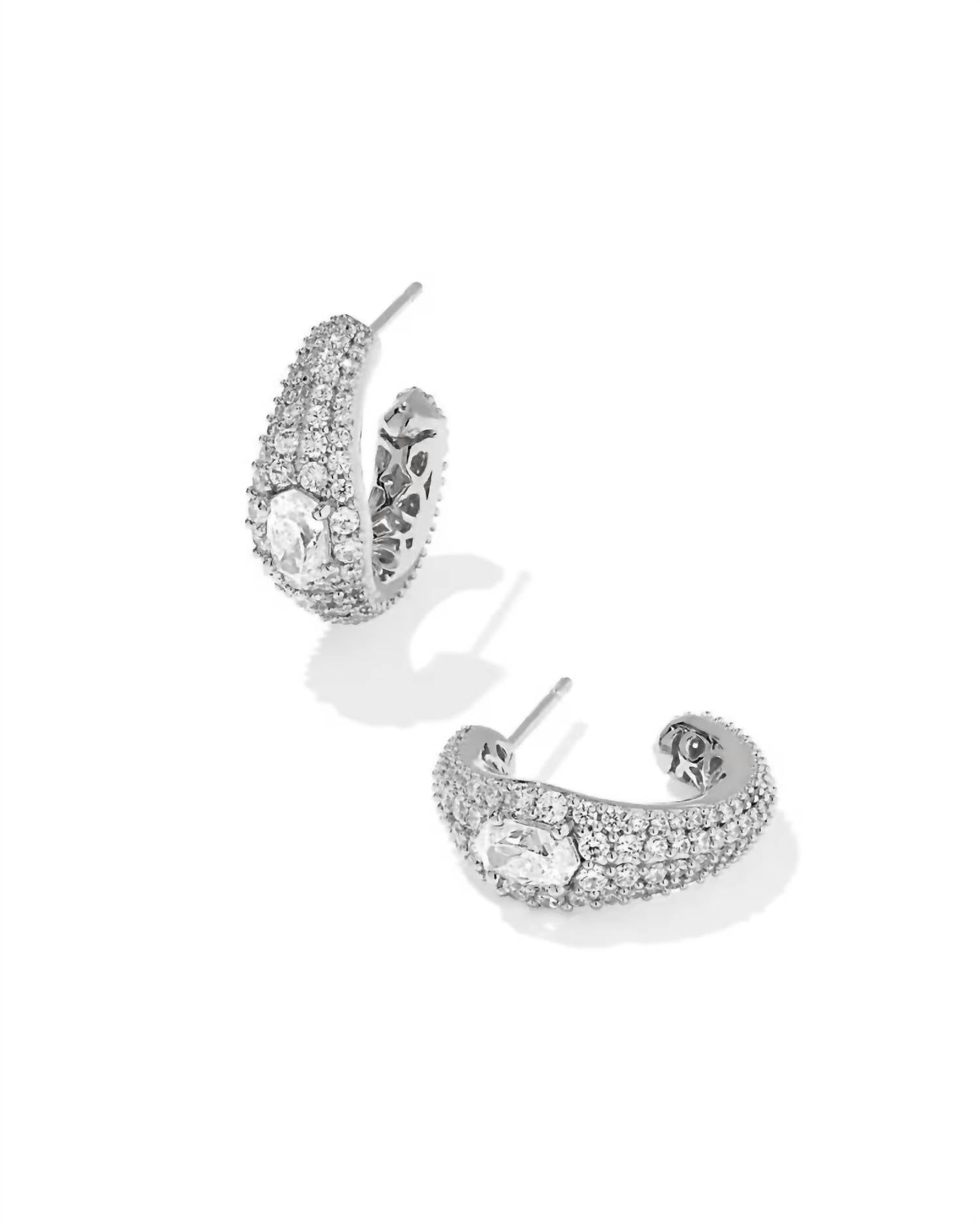 Aretes de mujer color plateado