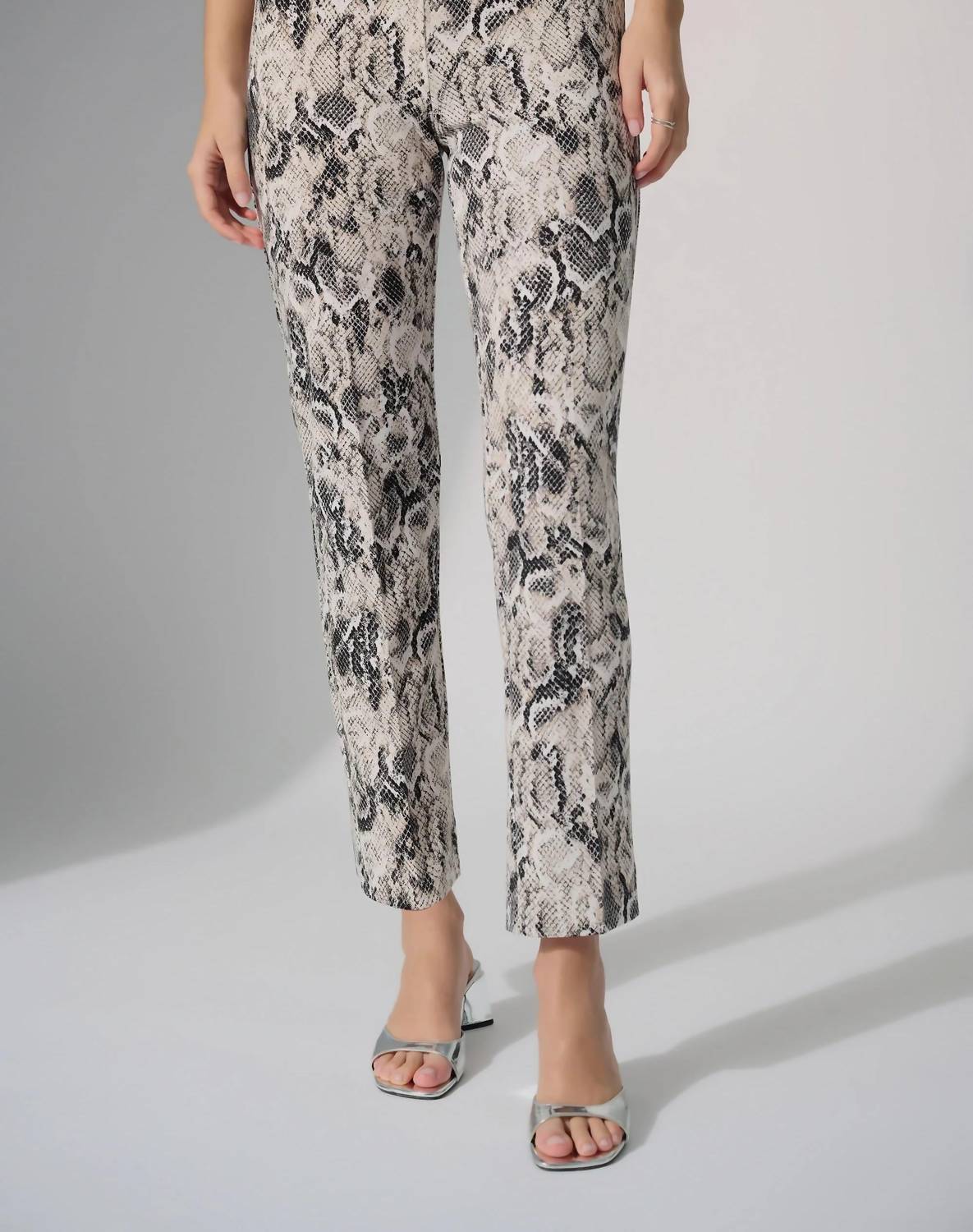 Pantalón de corte recto color beige
