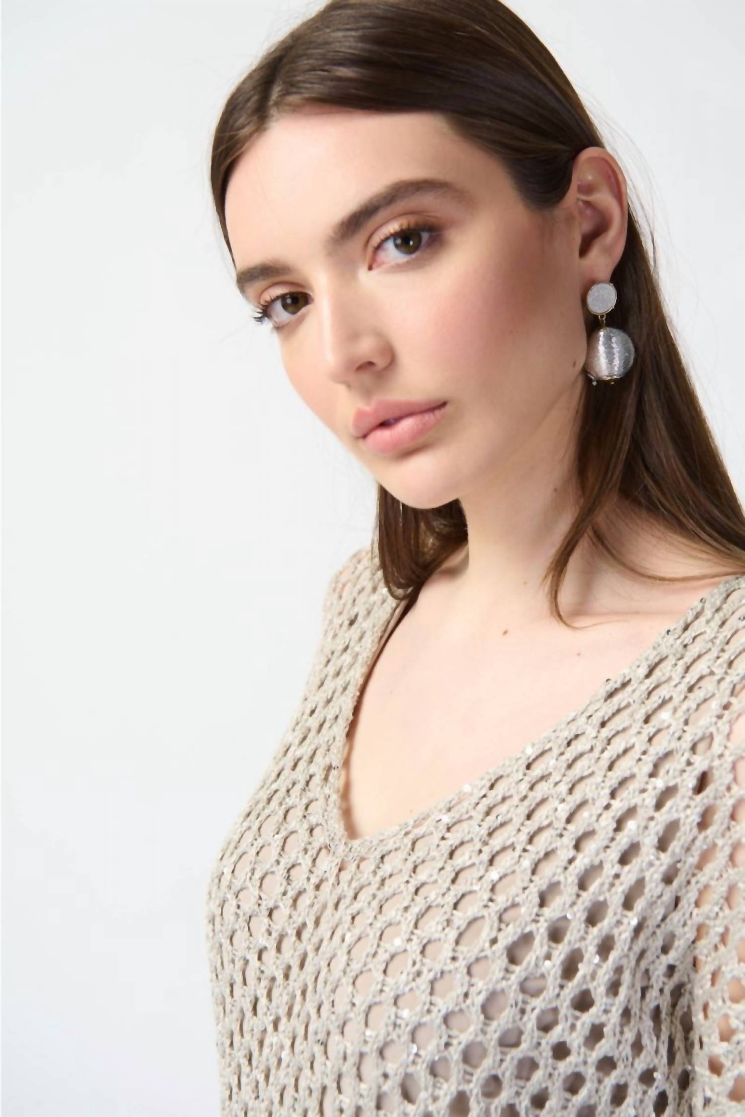 Top con cuello en V con lentejuelas