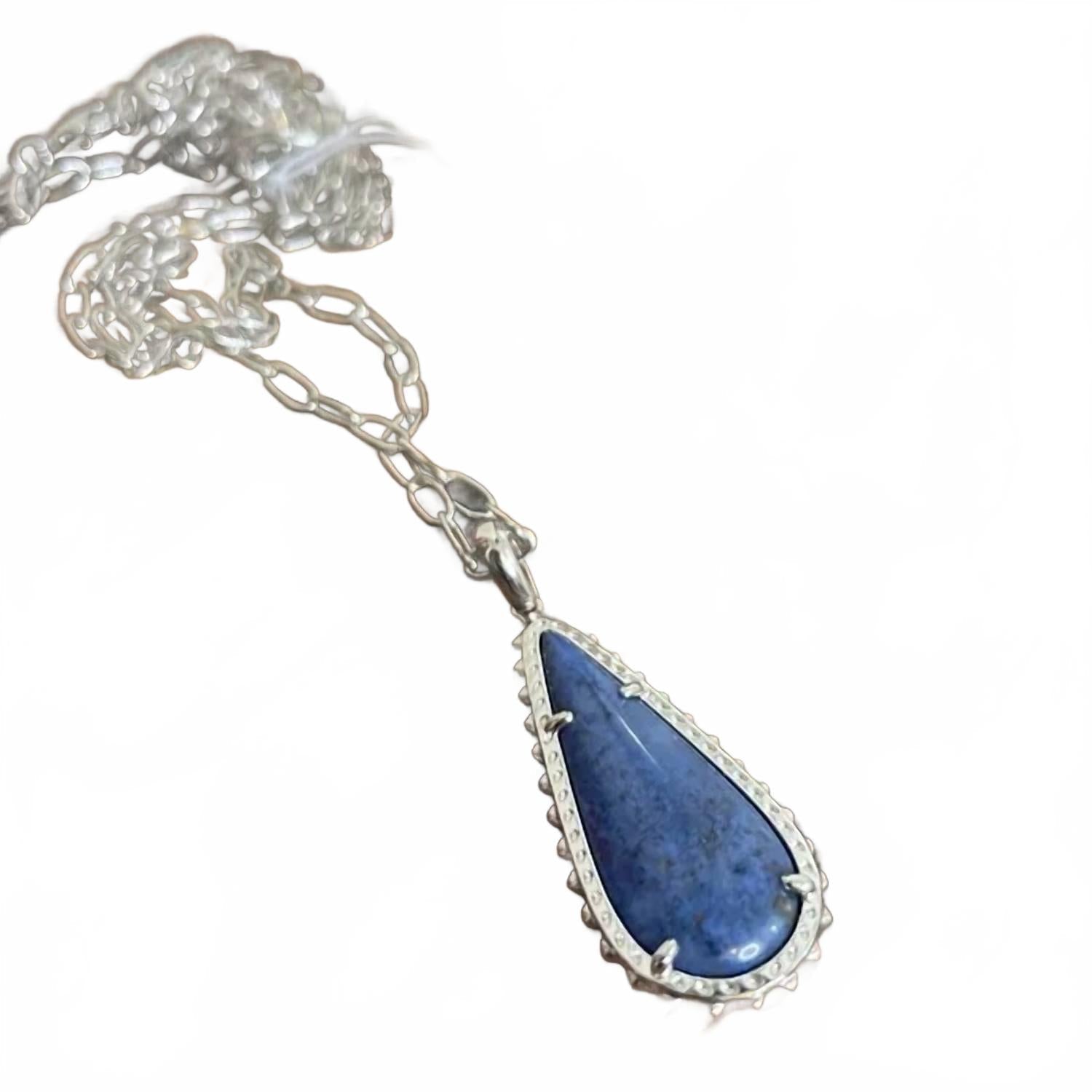 Collar de mujer color azul y plateado