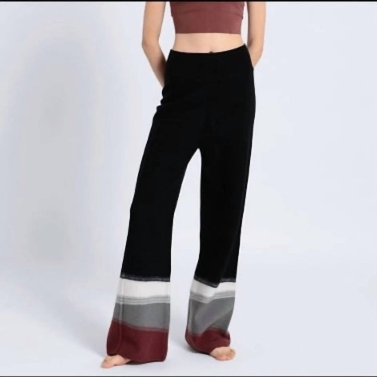 Pantalón de corte ajustado color negro