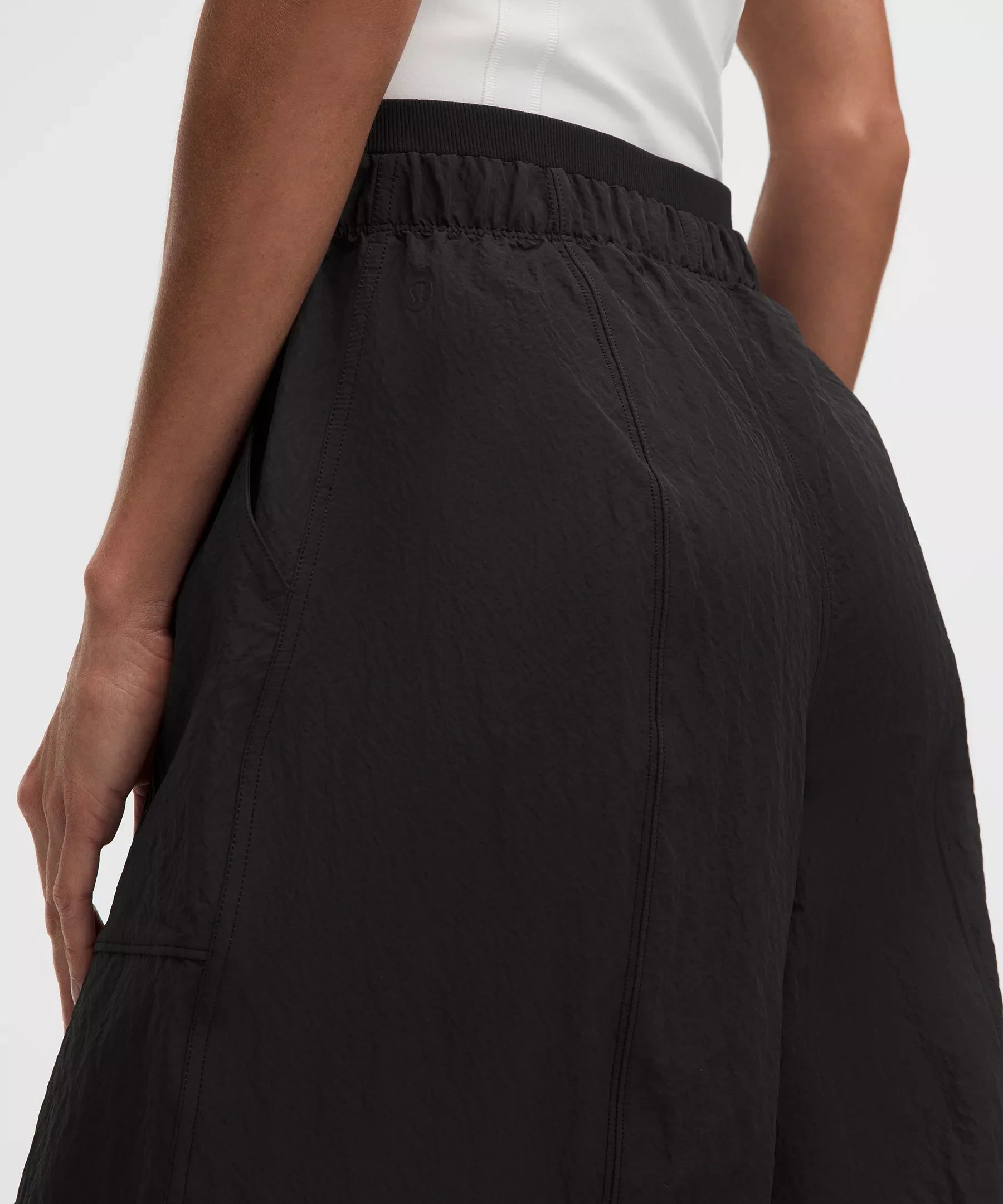 Pantalón de nailon de tiro medio