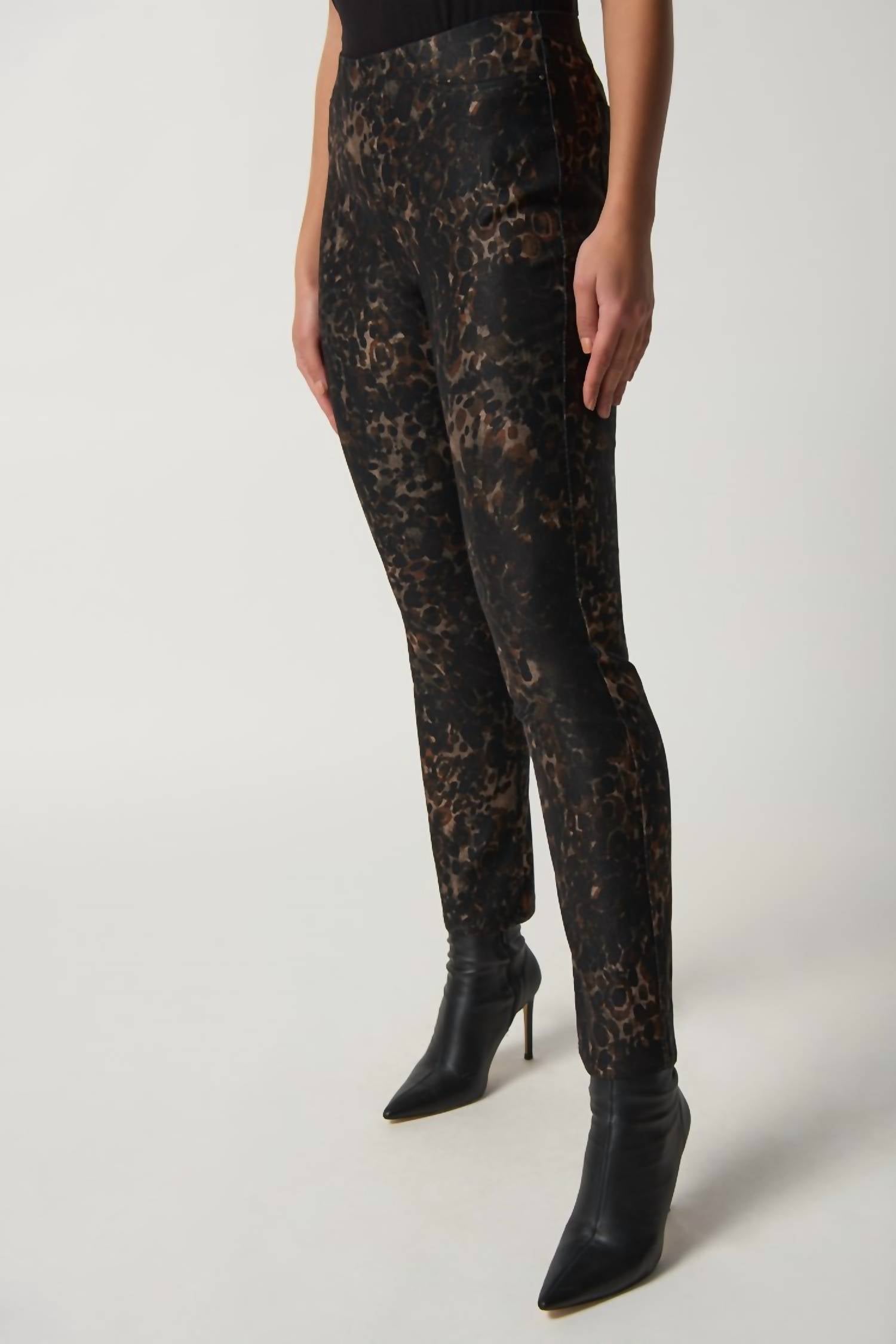 Jean de corte ajustado con estampado animal color negro