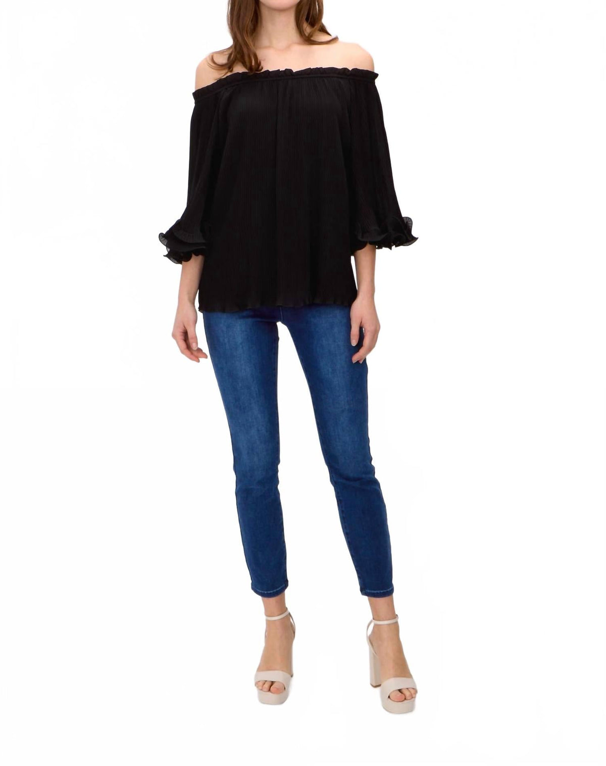 Top con hombros descubiertos color negro