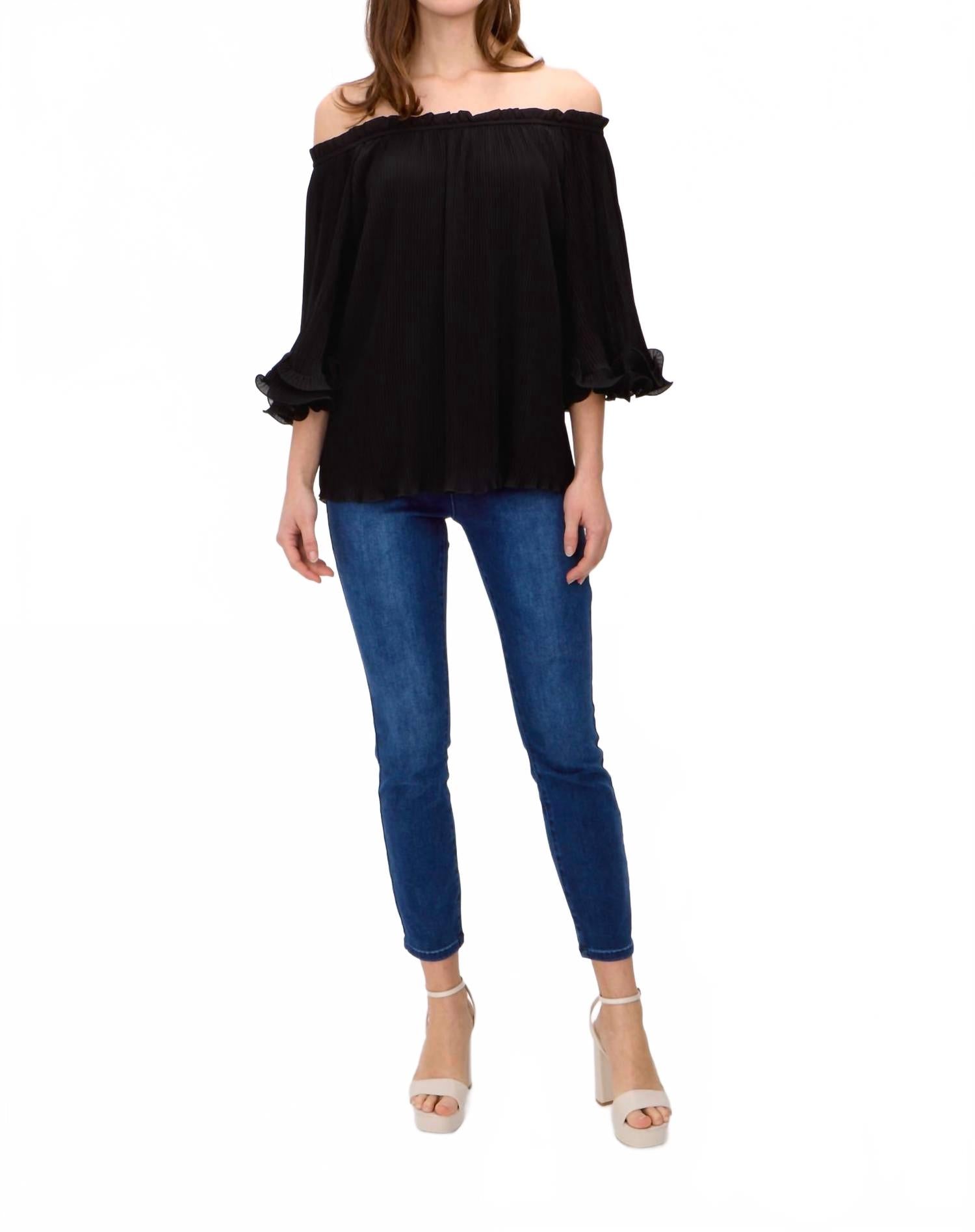 Top con hombros descubiertos color negro