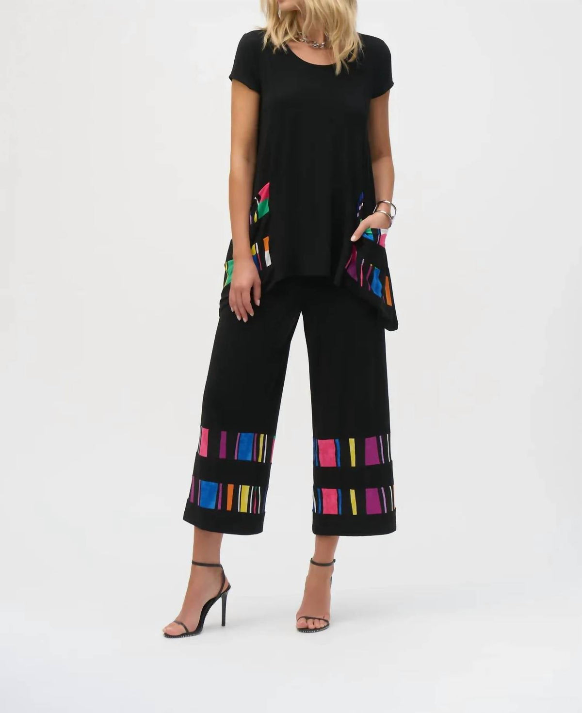 Pantalón de pierna ancha a rayas color negro