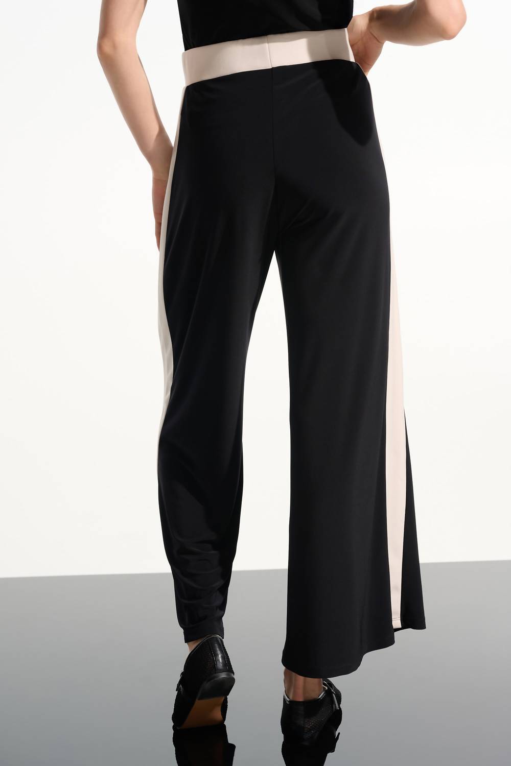 Pantalón de pierna ancha color negro