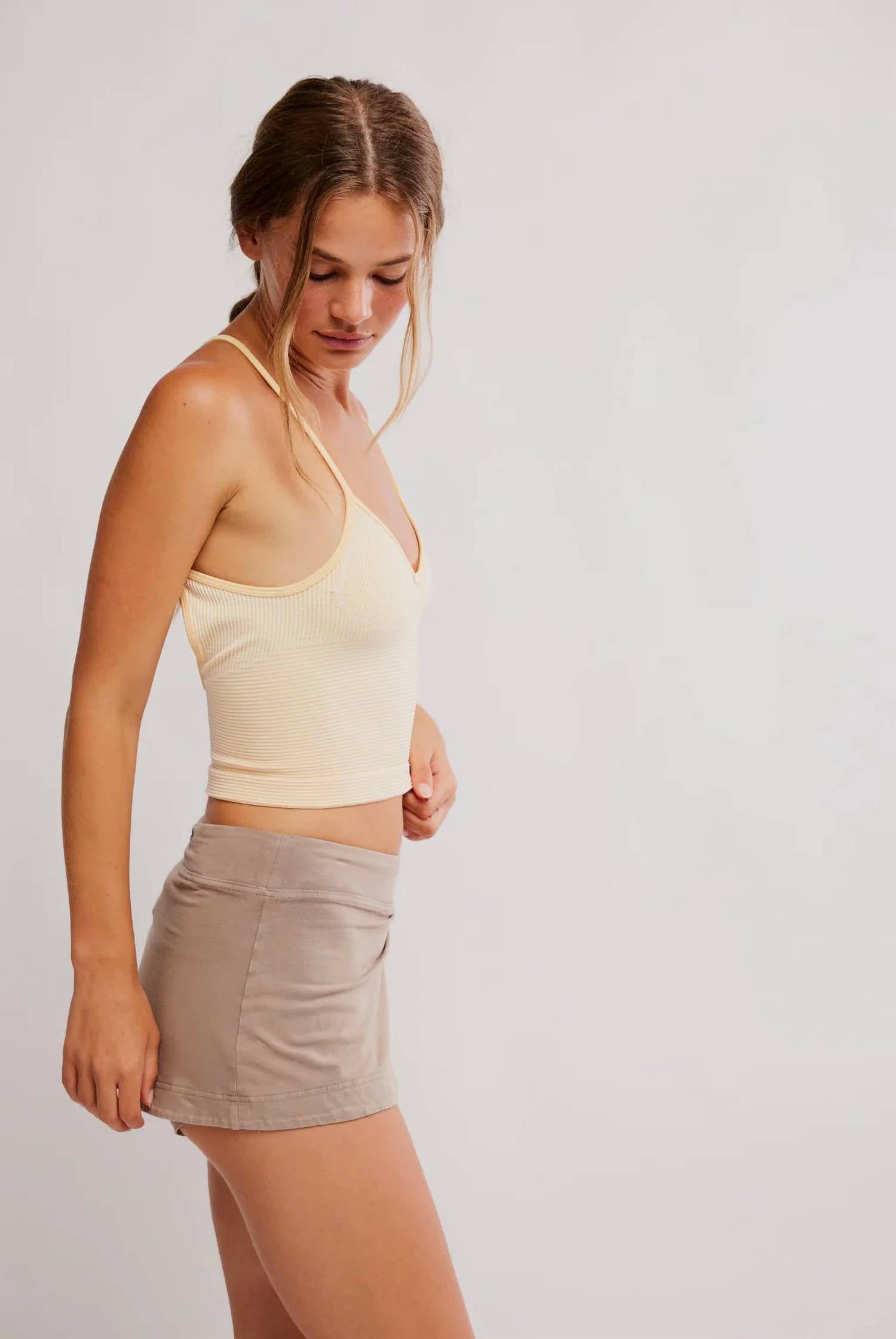 Top con pliegues color amarillo