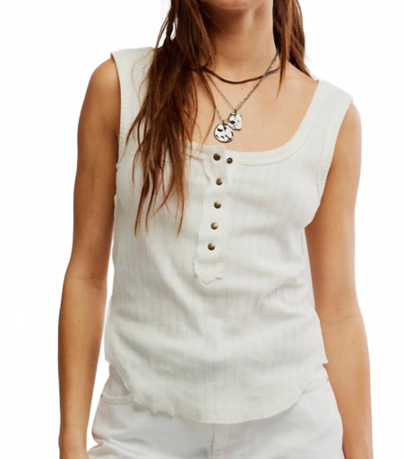 Camiseta con botones color marfil