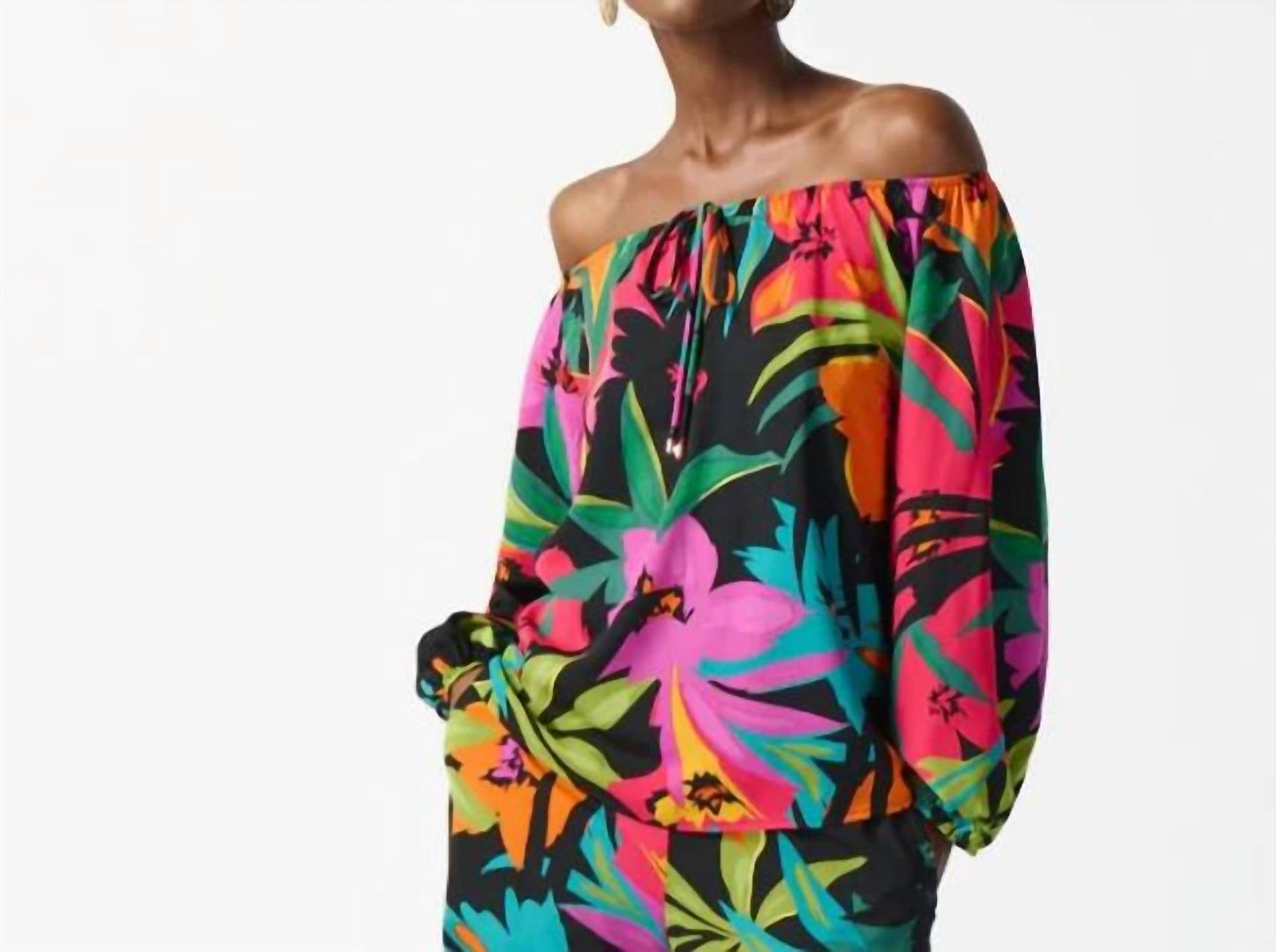 Blusa con hombros descubiertos color negro