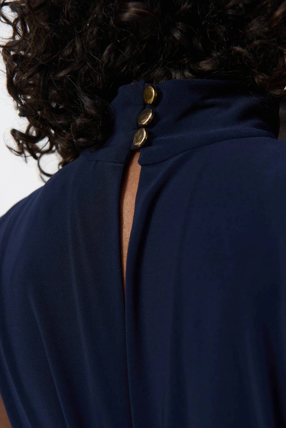 Top sin mangas con cuello alto con pliegues color azul