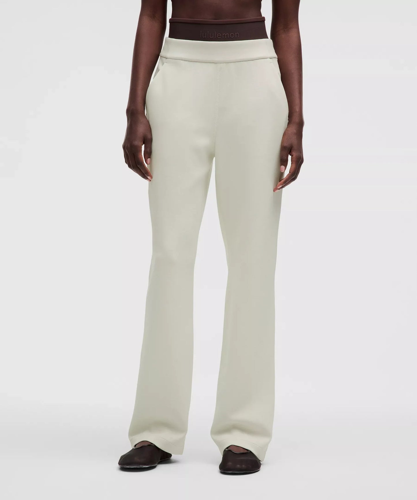 Pantalón de corte recto de tiro alto