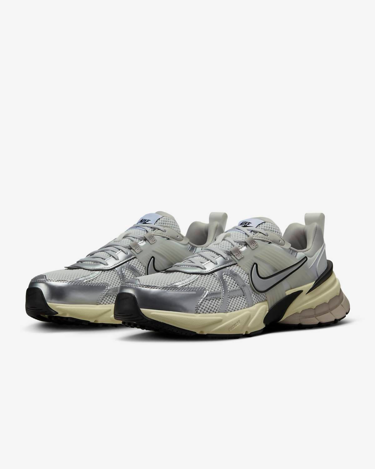 Tenis de hombre color blanco y plateado