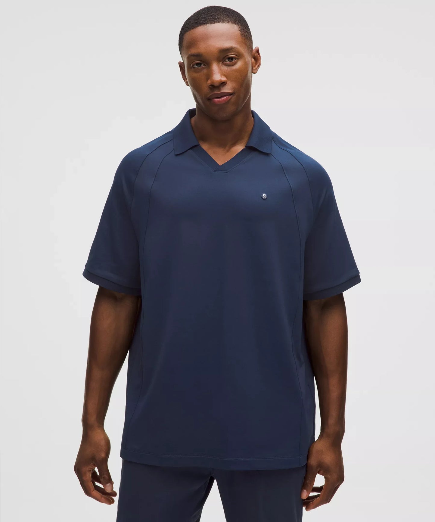 Polo de corte amplio