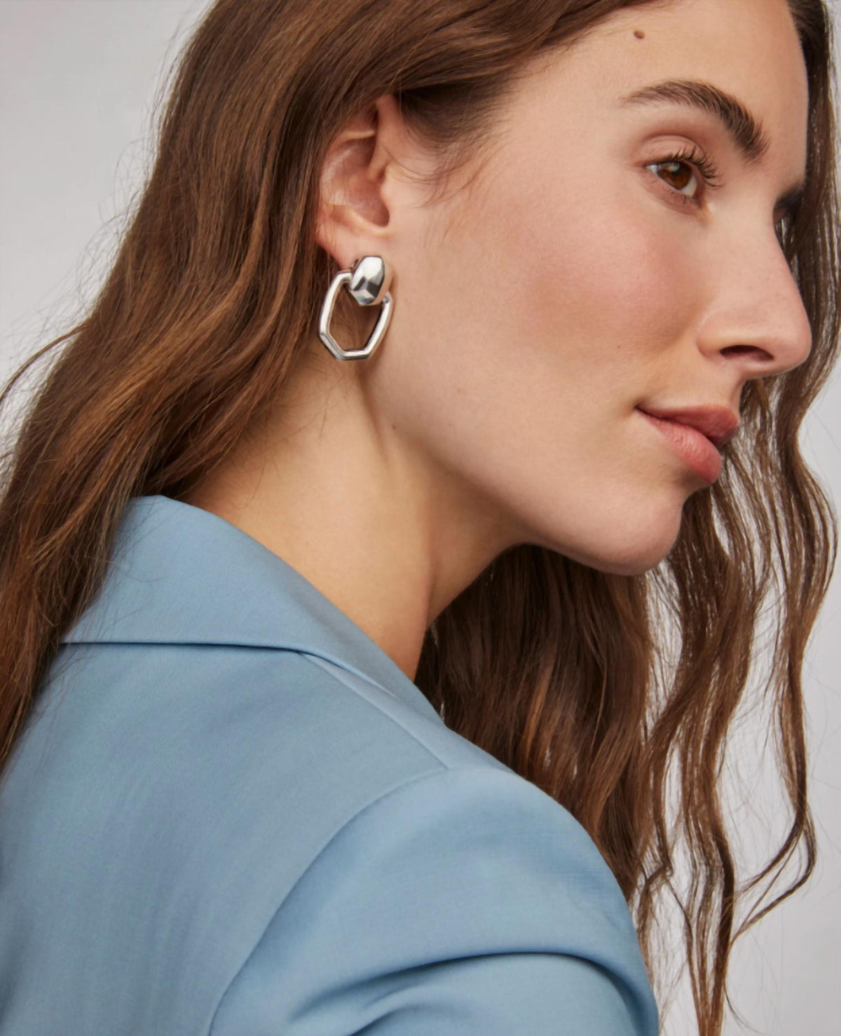 Aretes de mujer color plateado