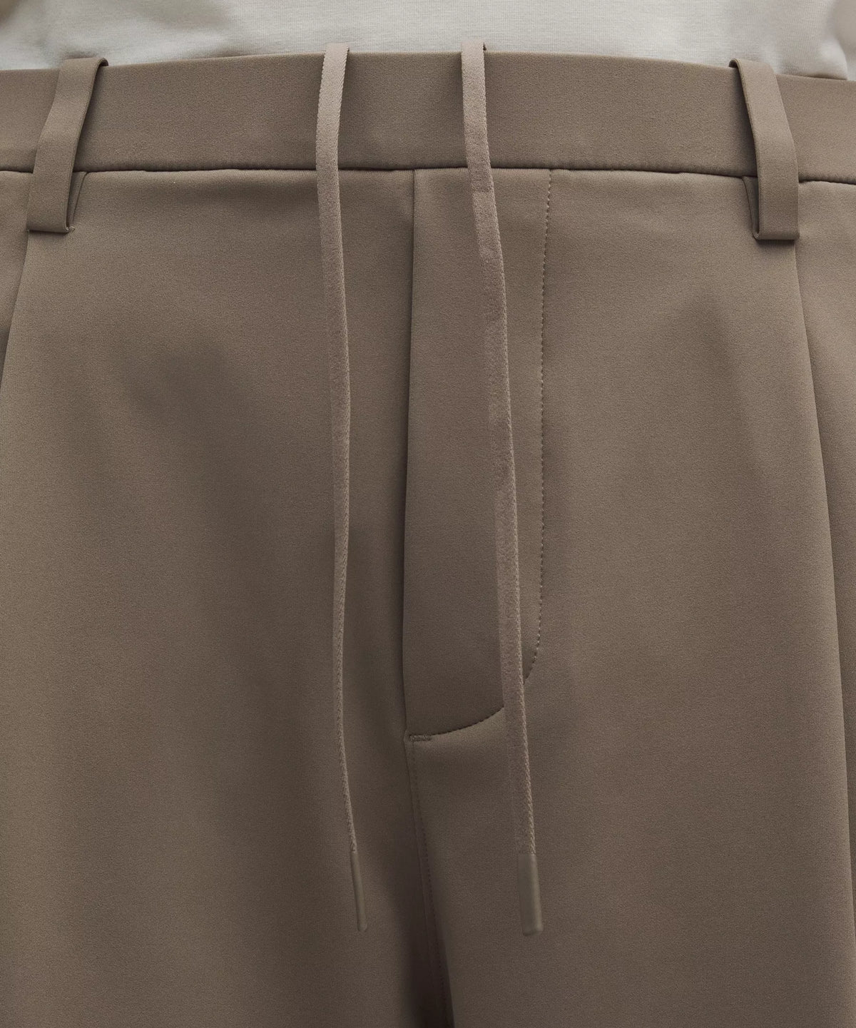 Pantalón de hombre con pliegues