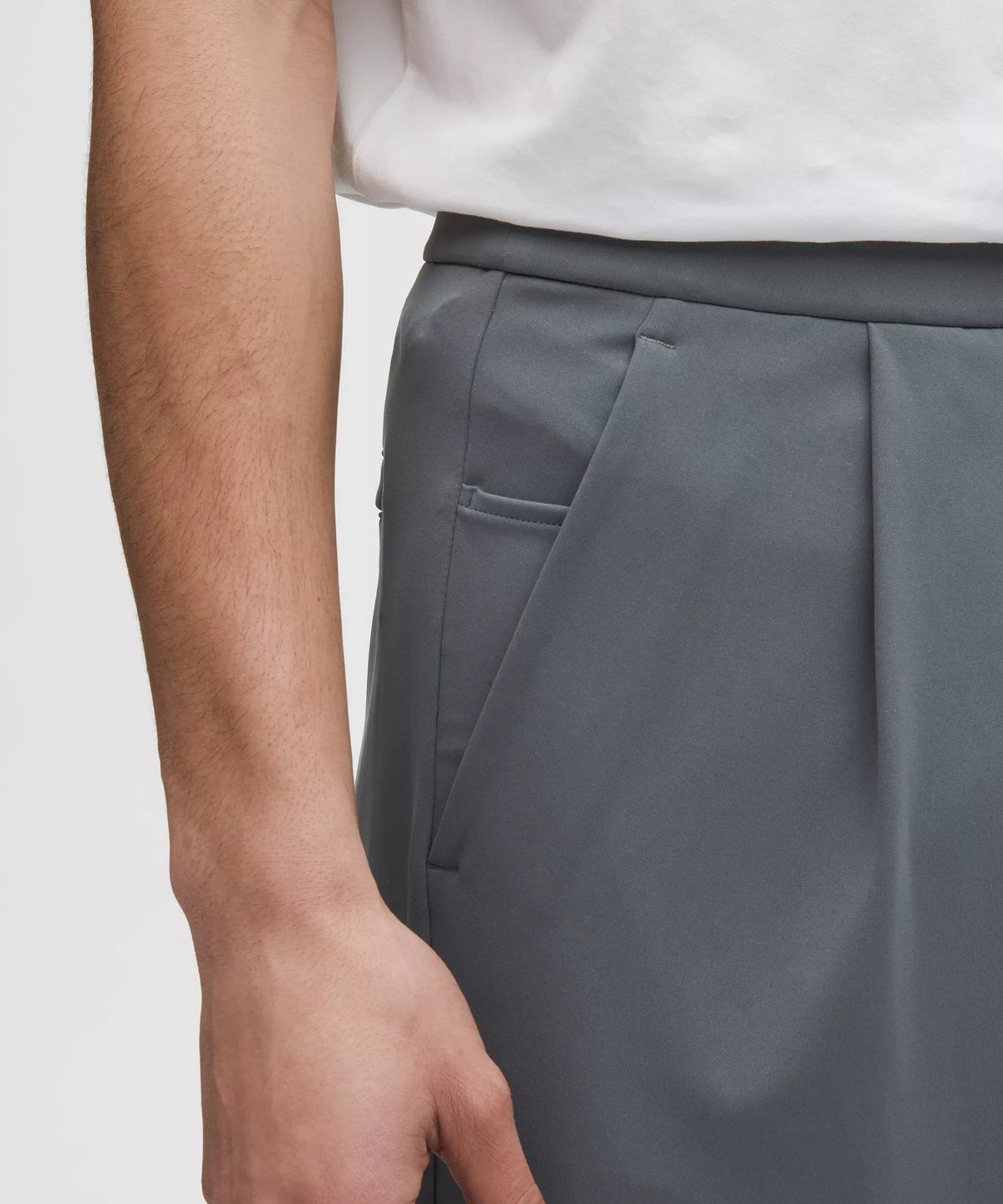Pantalón de hombre de corte amplio con pliegues