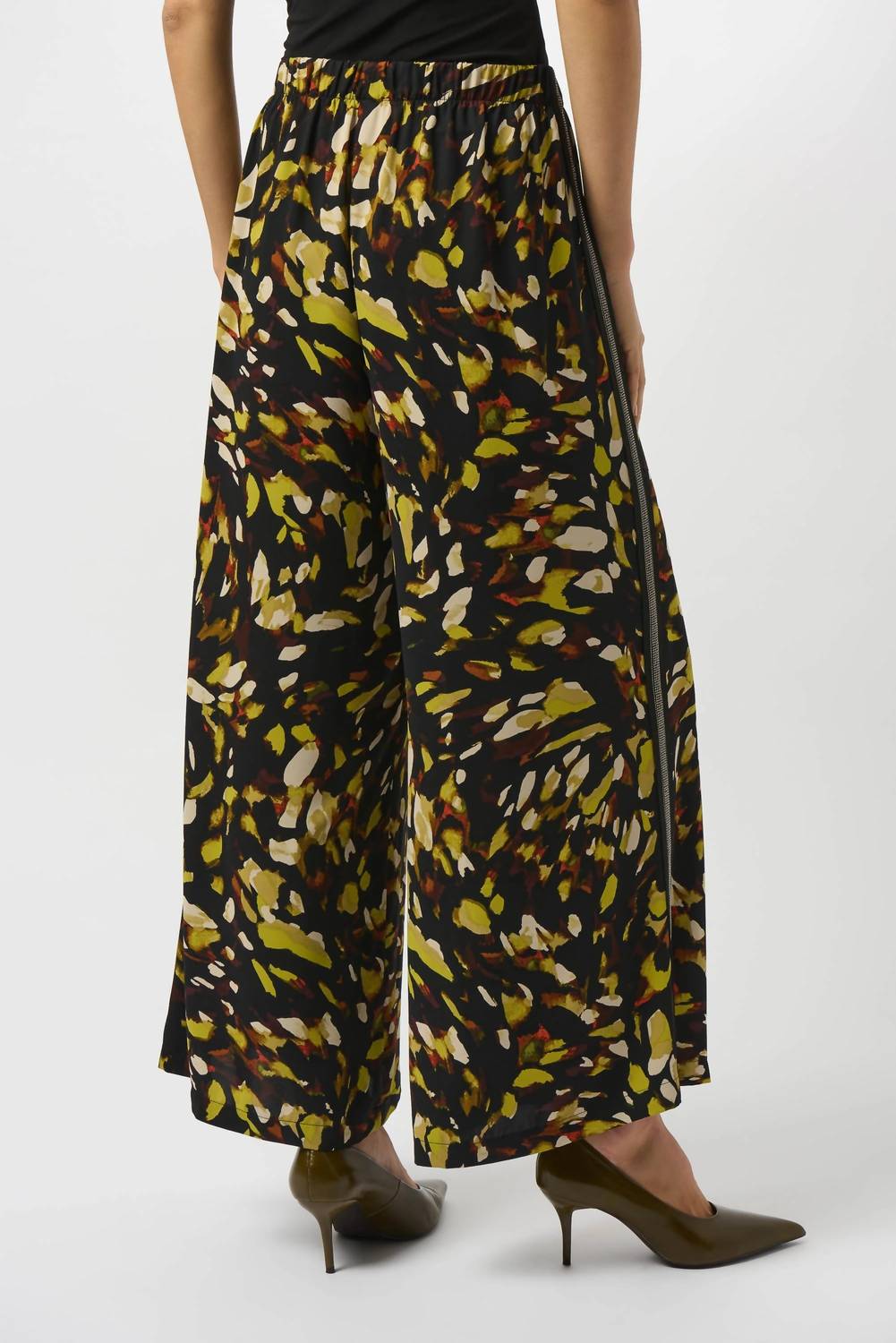 Pantalón de pierna ancha con estampado animal color negro