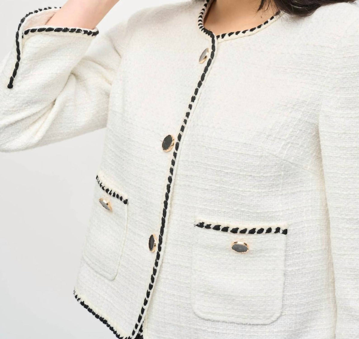 Chaqueta color negro y blanco