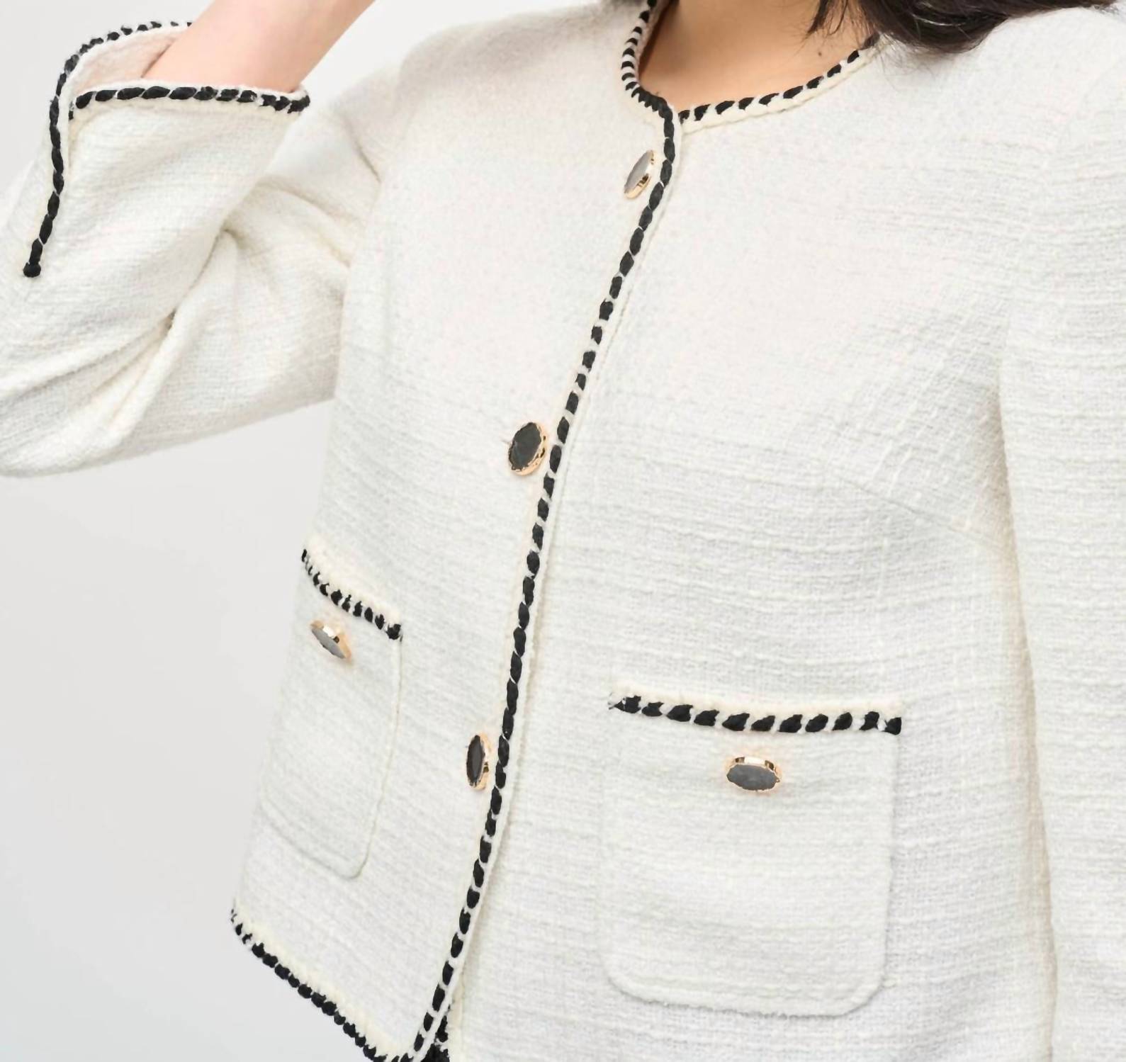 Chaqueta color negro y blanco