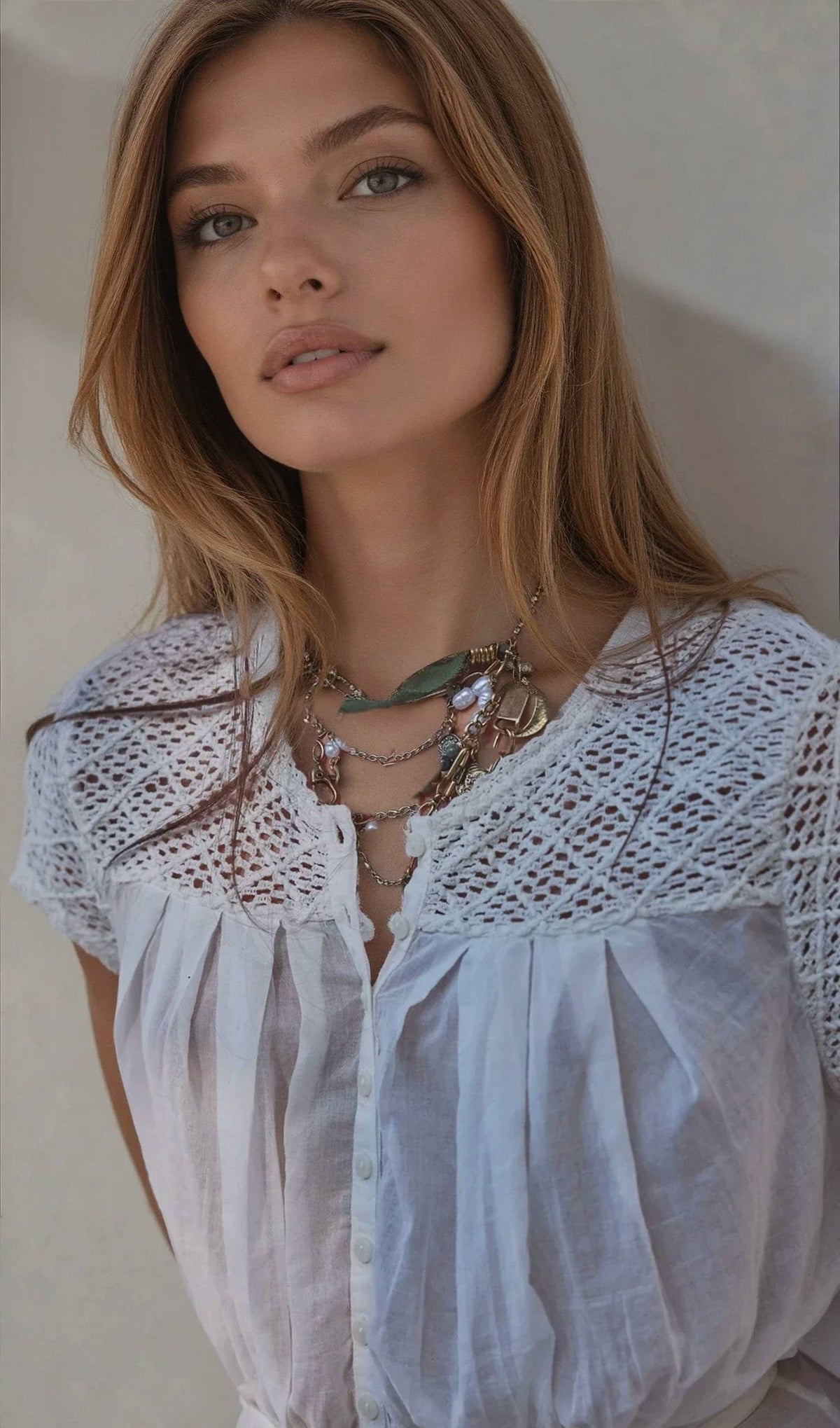 Top con bordado color marfil