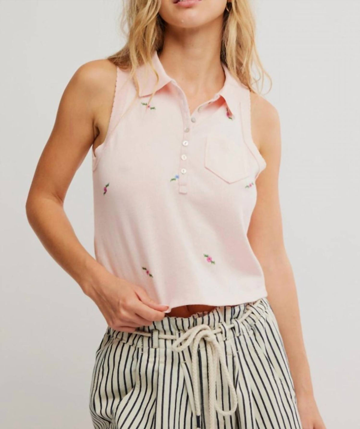 Polo de mujer con estampado floral color rosado