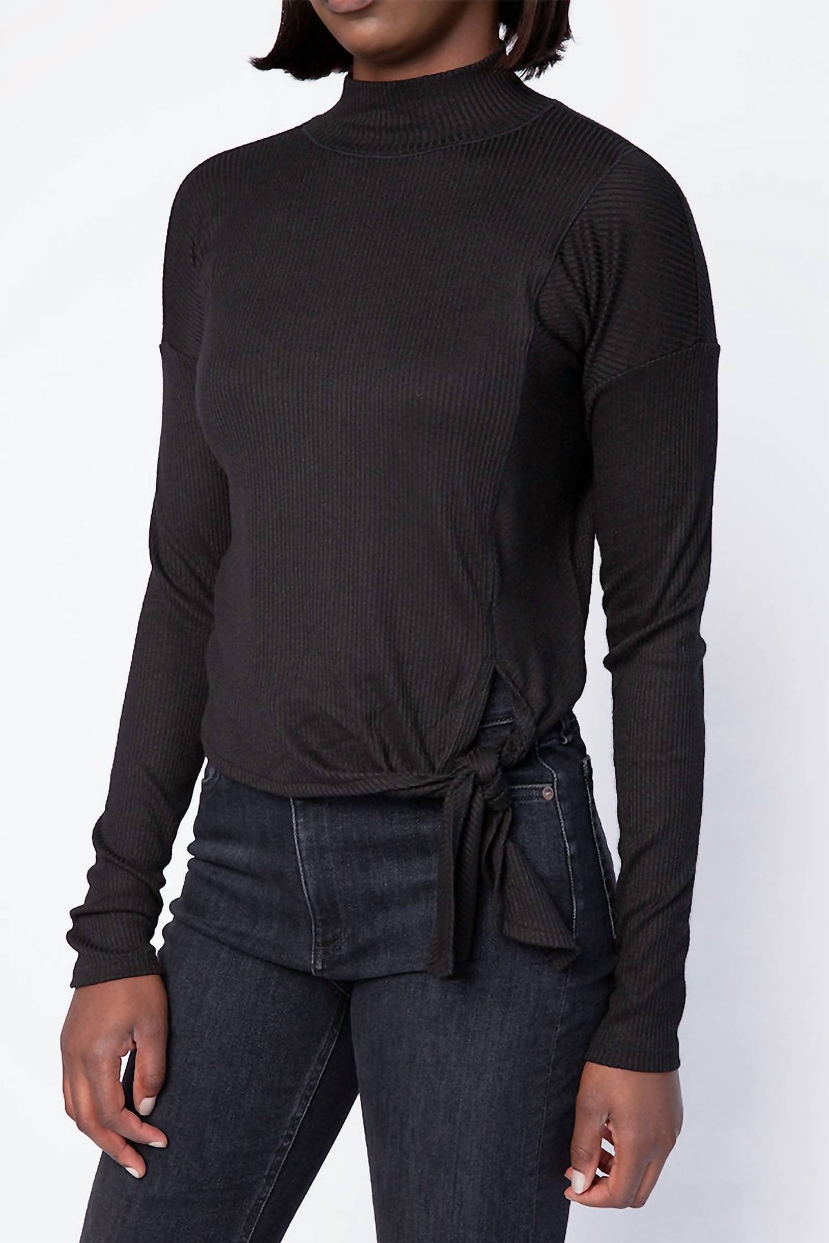 Top con cuello alto color negro