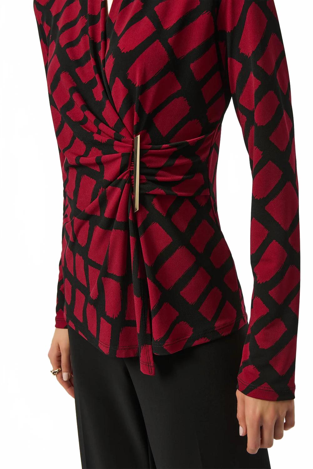 Top con cuello en V color negro y rojo