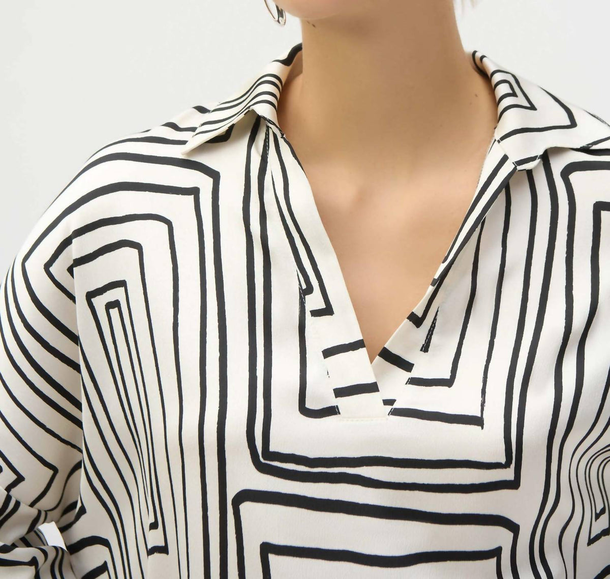 Top de satén color negro y crema