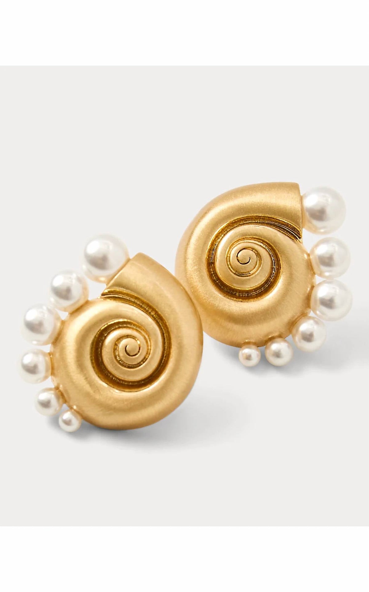 Aretes de mujer color dorado