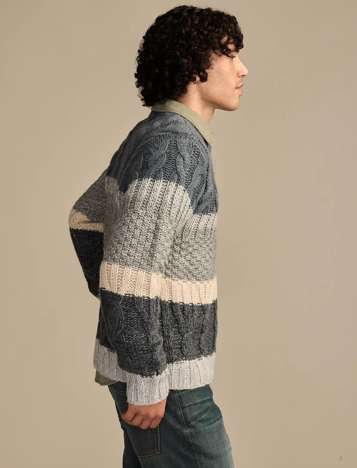 Buzo de hombre con cuello redondo a rayas