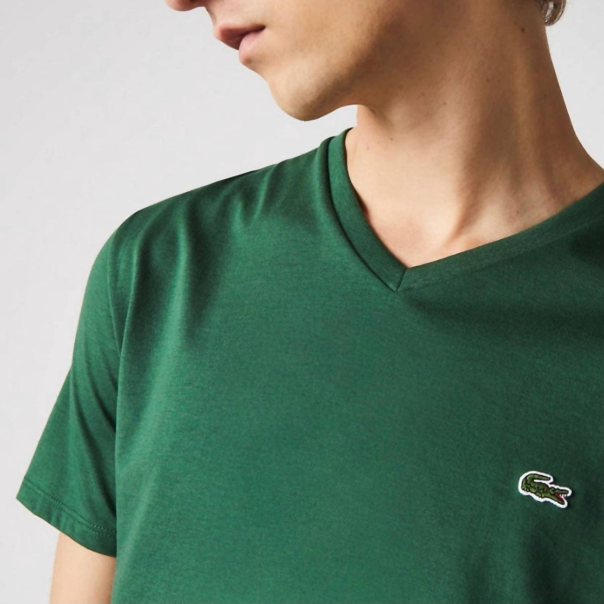 Camiseta con cuello en V color verde