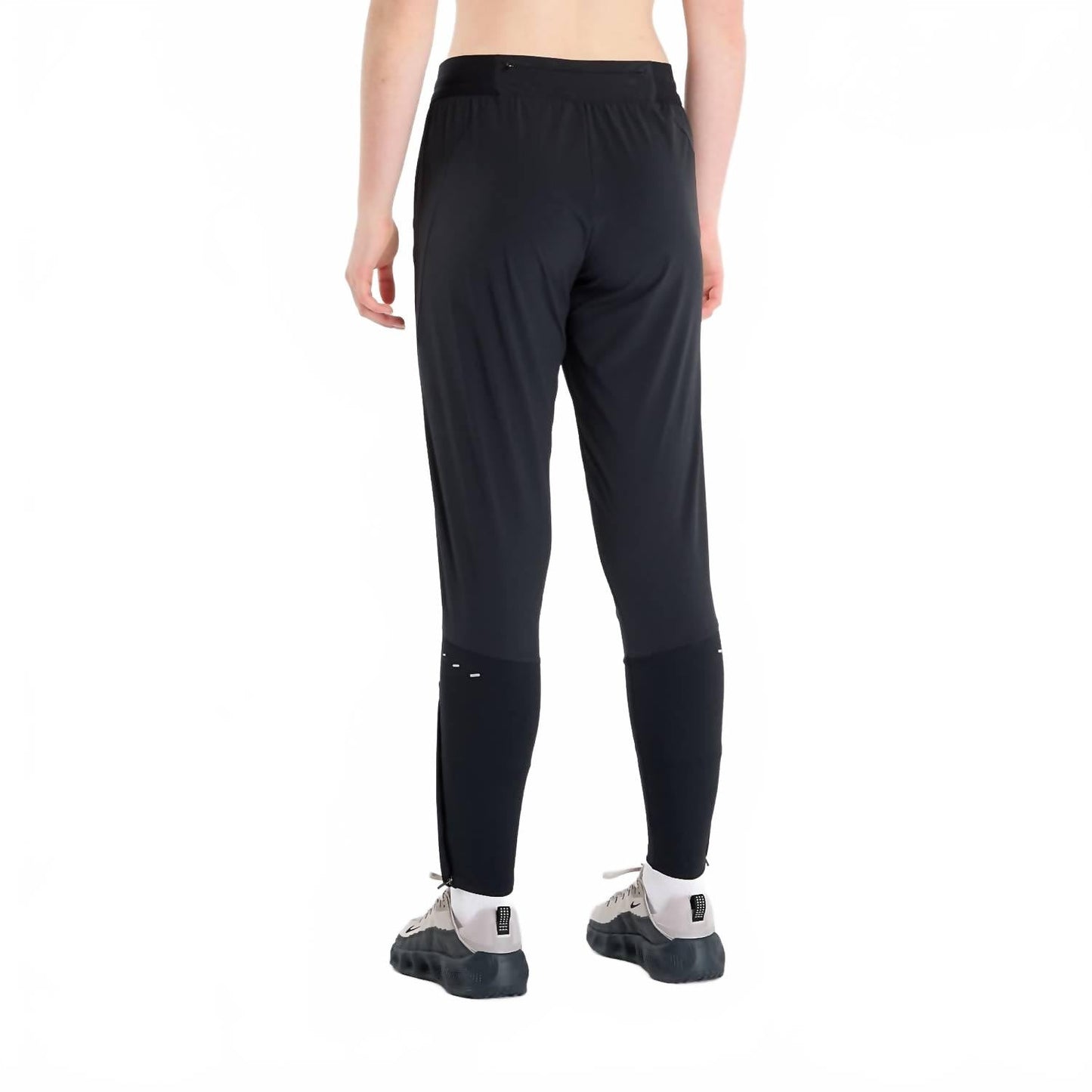 Pantalón de tiro medio color negro y plateado
