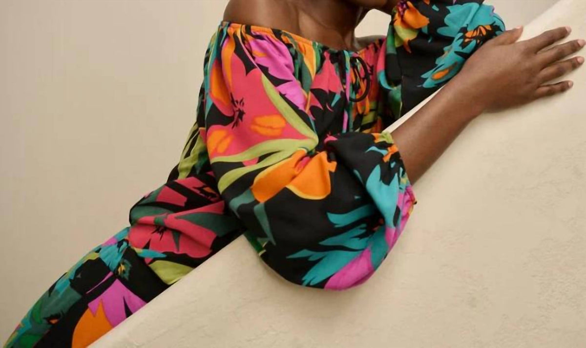 Blusa con hombros descubiertos color negro