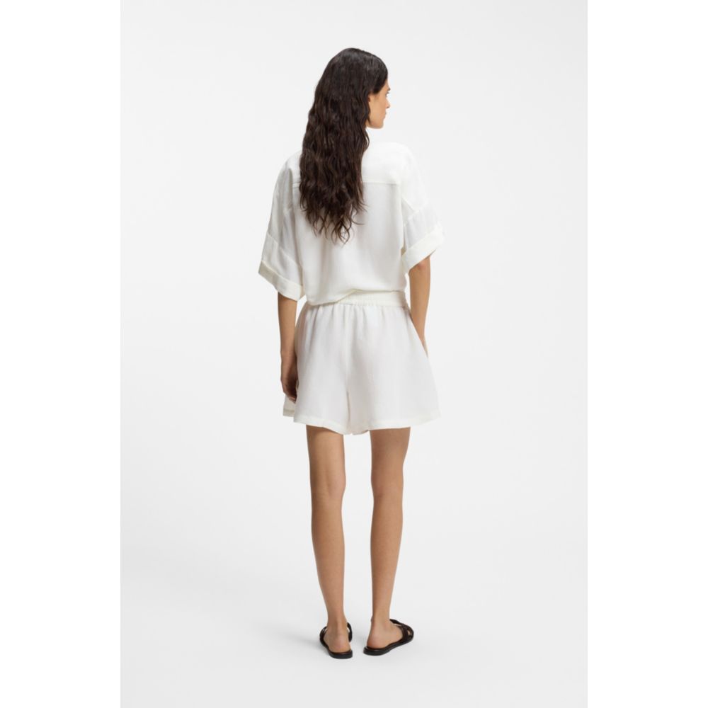 Short de corte amplio con bordado