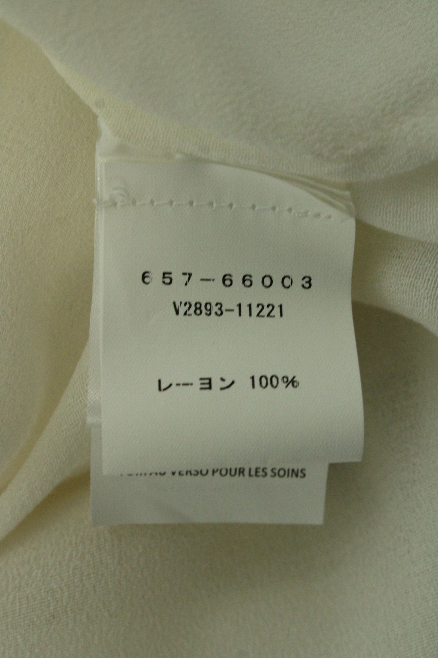 Blusa de manga larga con cuello en V color blanco