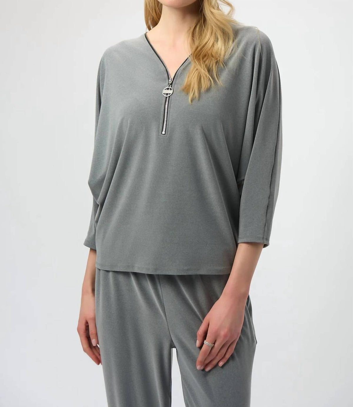 Top de manga larga con cuello en V color gris