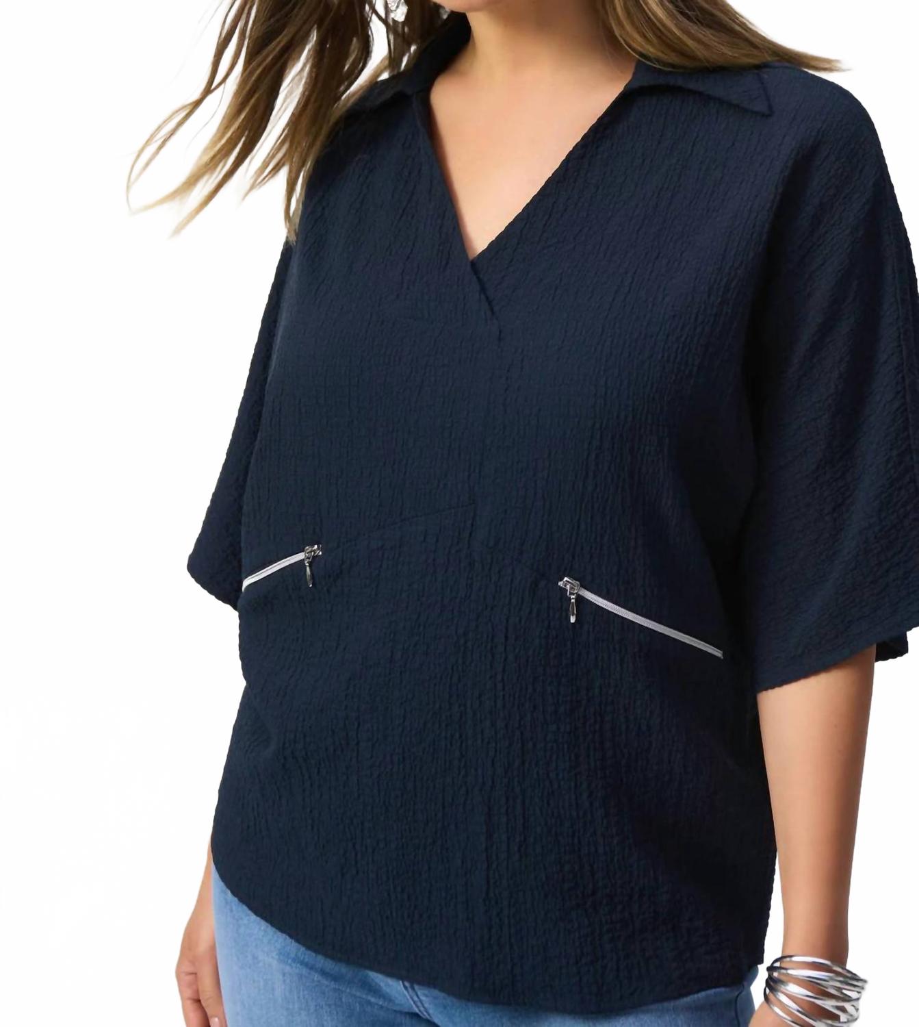 Top con cuello en V color azul