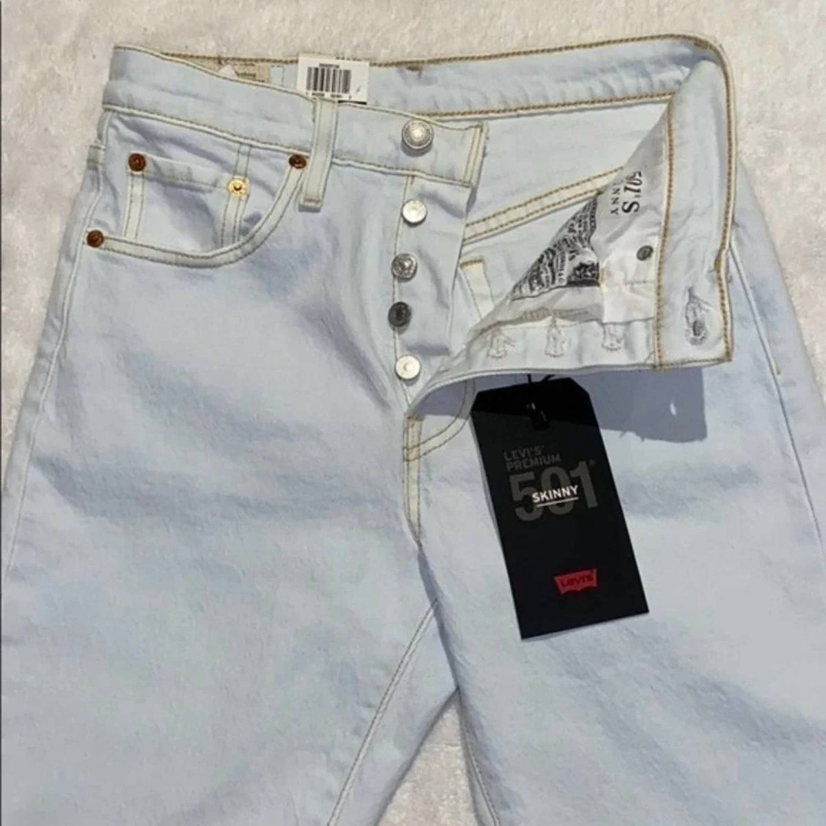Jean de mujer de corte ajustado color blanco y azul