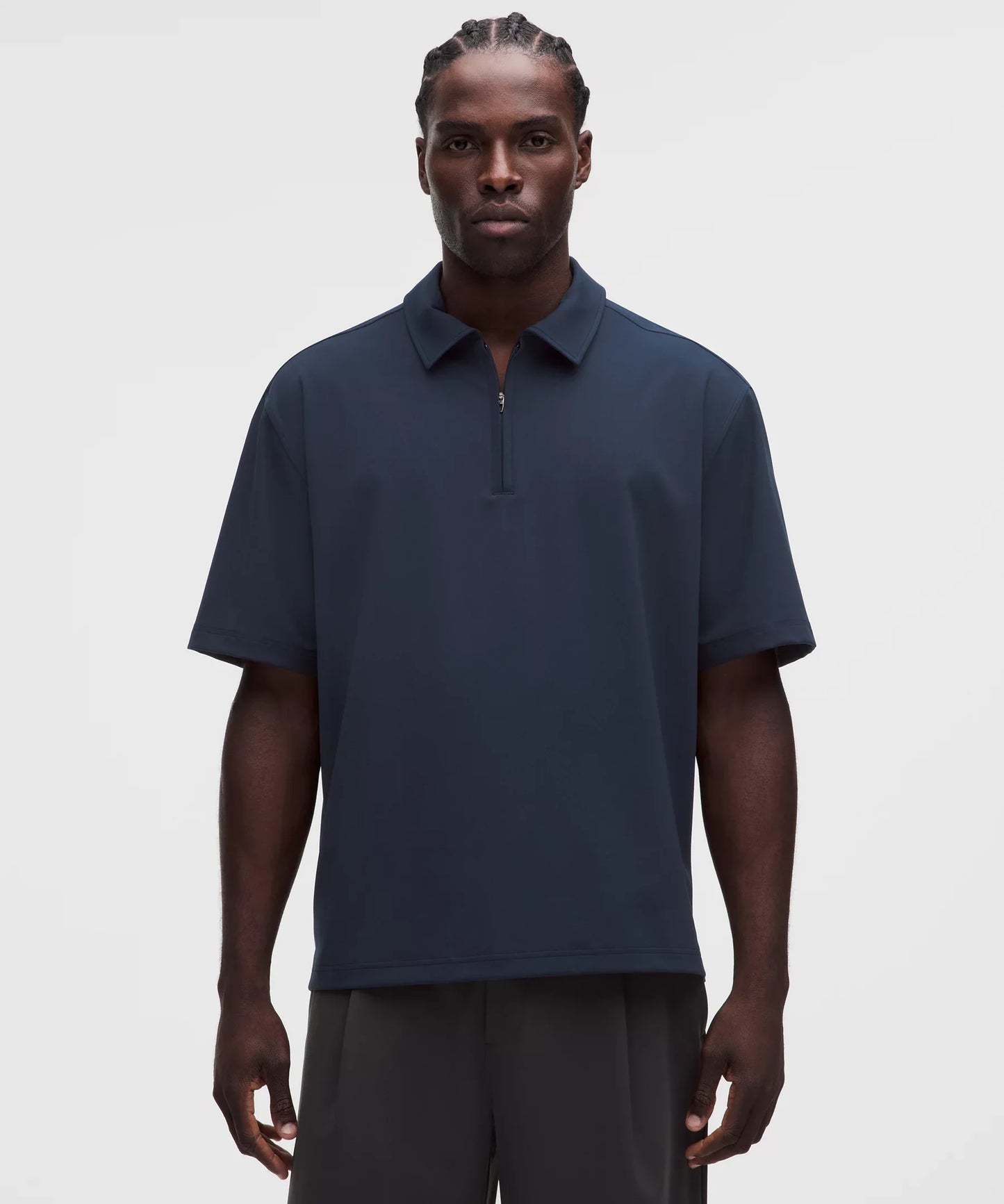 Polo de corte amplio