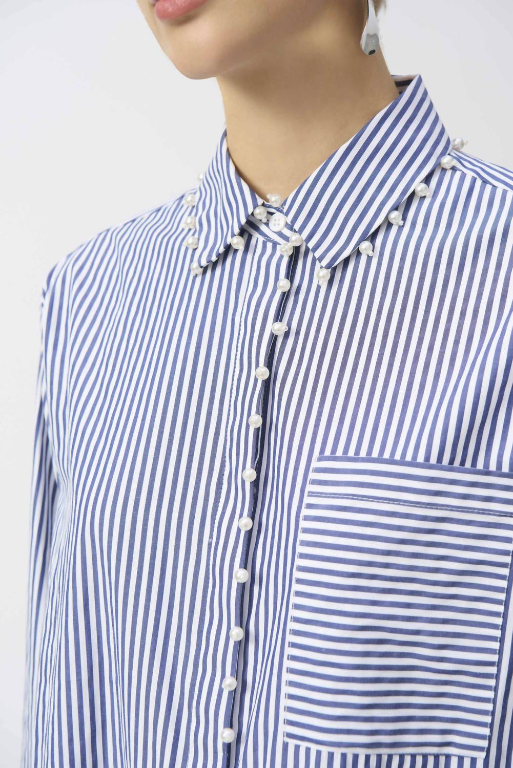 Blusa a rayas color blanco y azul