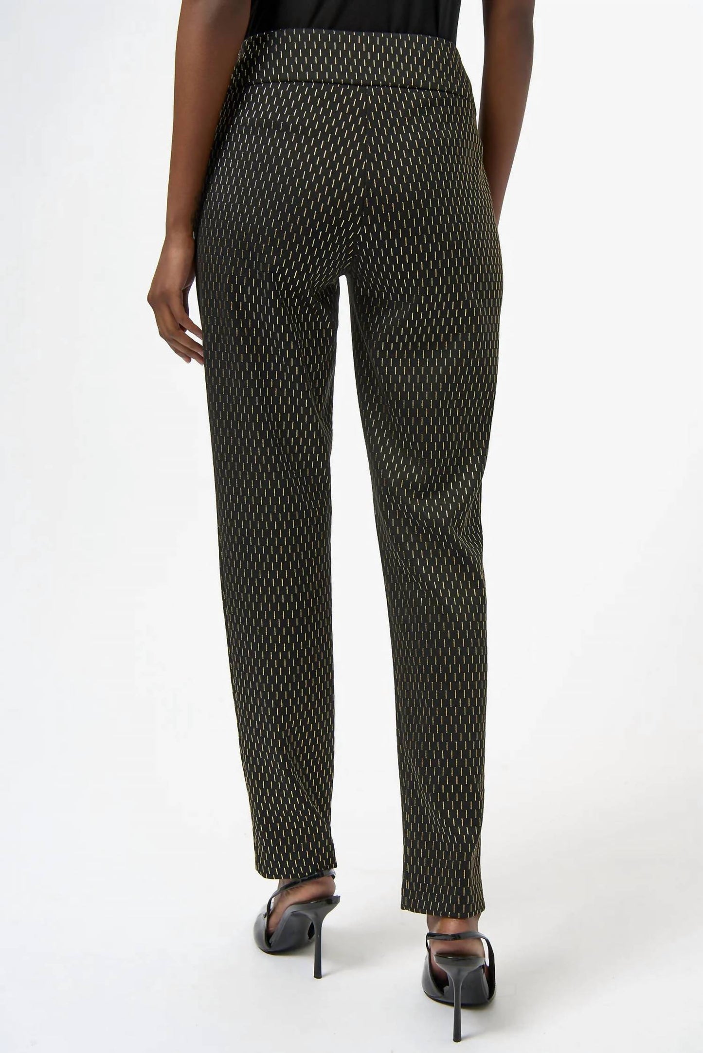 Pantalón de corte ajustado color negro y dorado