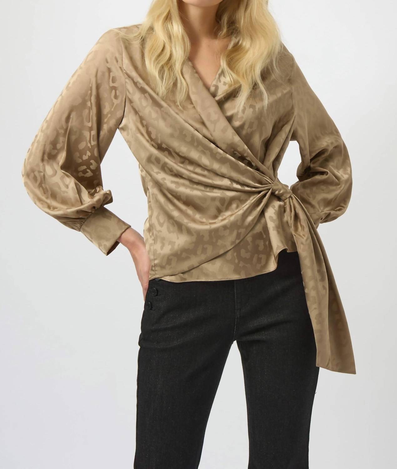 Top de satén con estampado animal color taupe