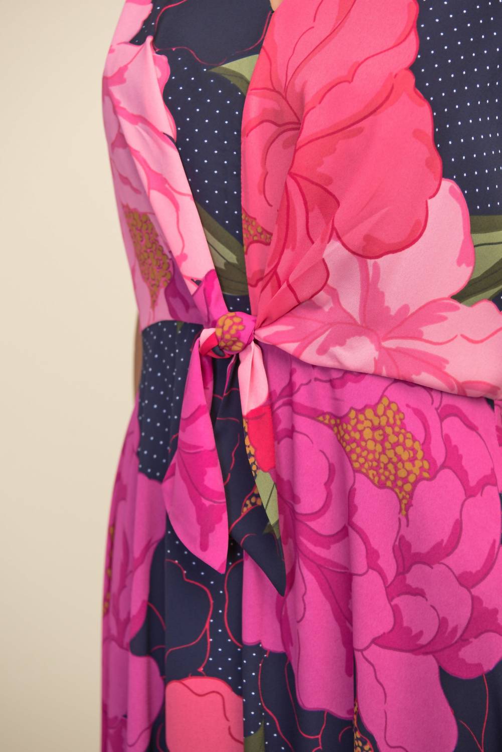 Vestido midi con estampado floral color rosado y multicolor