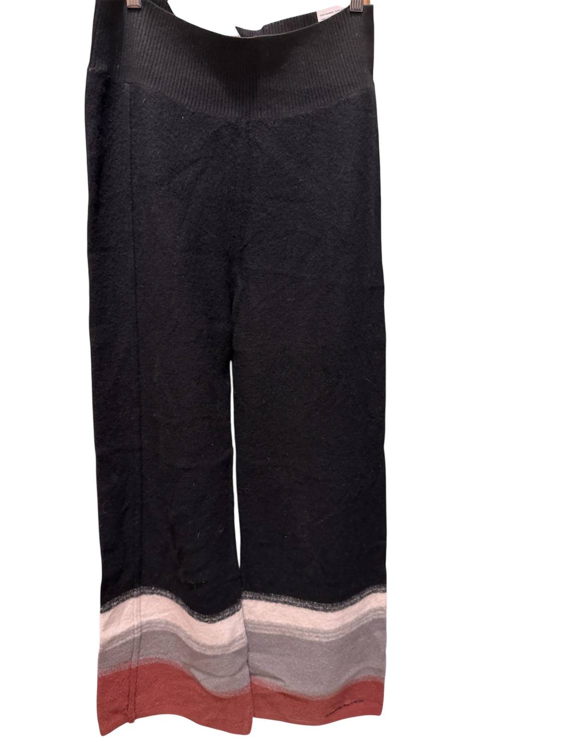 Pantalón de corte ajustado color negro