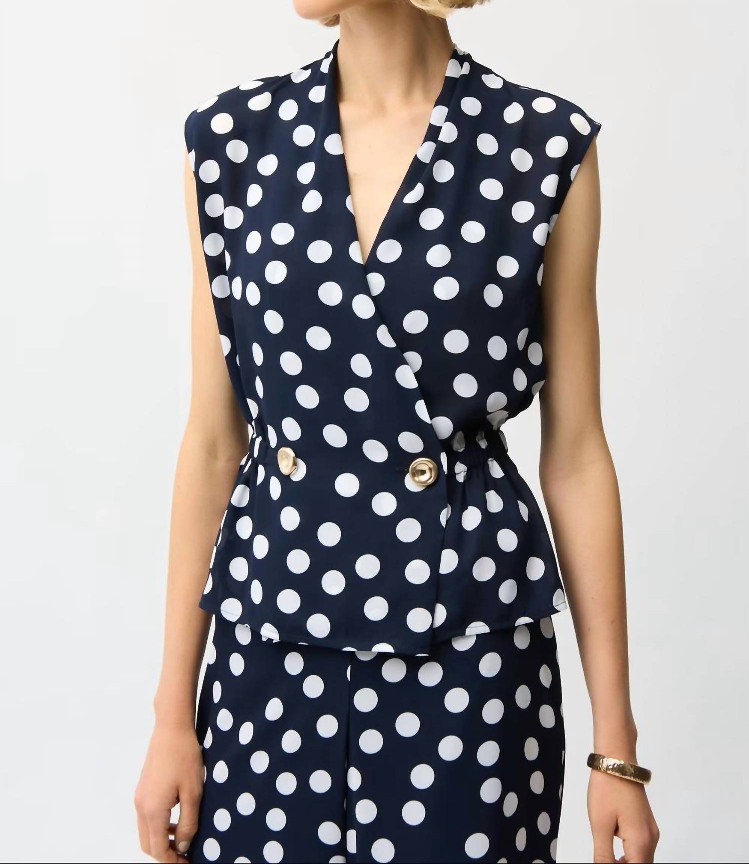 Top sin mangas con cuello en V de lunares color azul